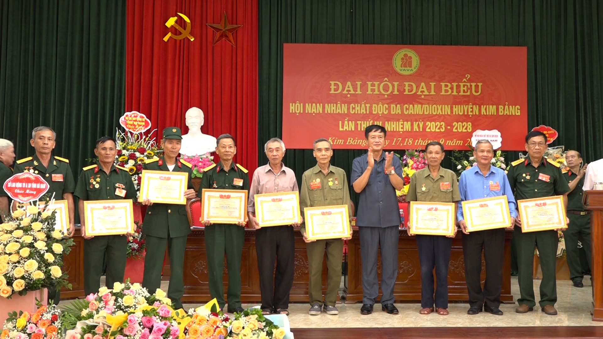 Lãnh đạo tỉnh hội tặng bằng khen cho các tập thể, cá nhân có thành tích xuất sắc trong công tác hội.jpg
