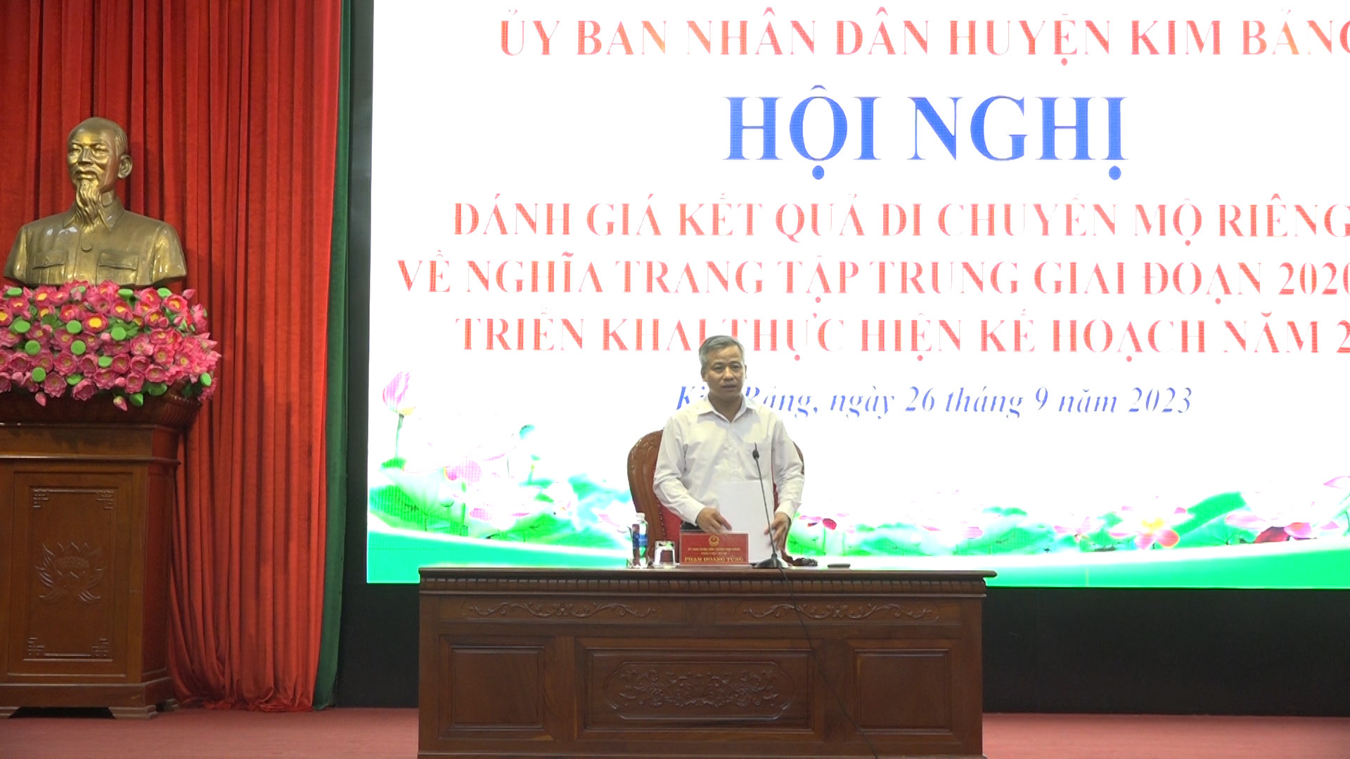 Đồng chí Phạm Hoàng Tùng, Phó Chủ tịch UBND huyện điều hành hội nghị.jpeg