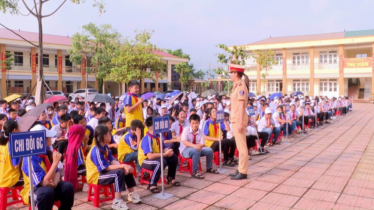 Các em học sinh thamgia trả lời câu hỏi giao lưu.jpg