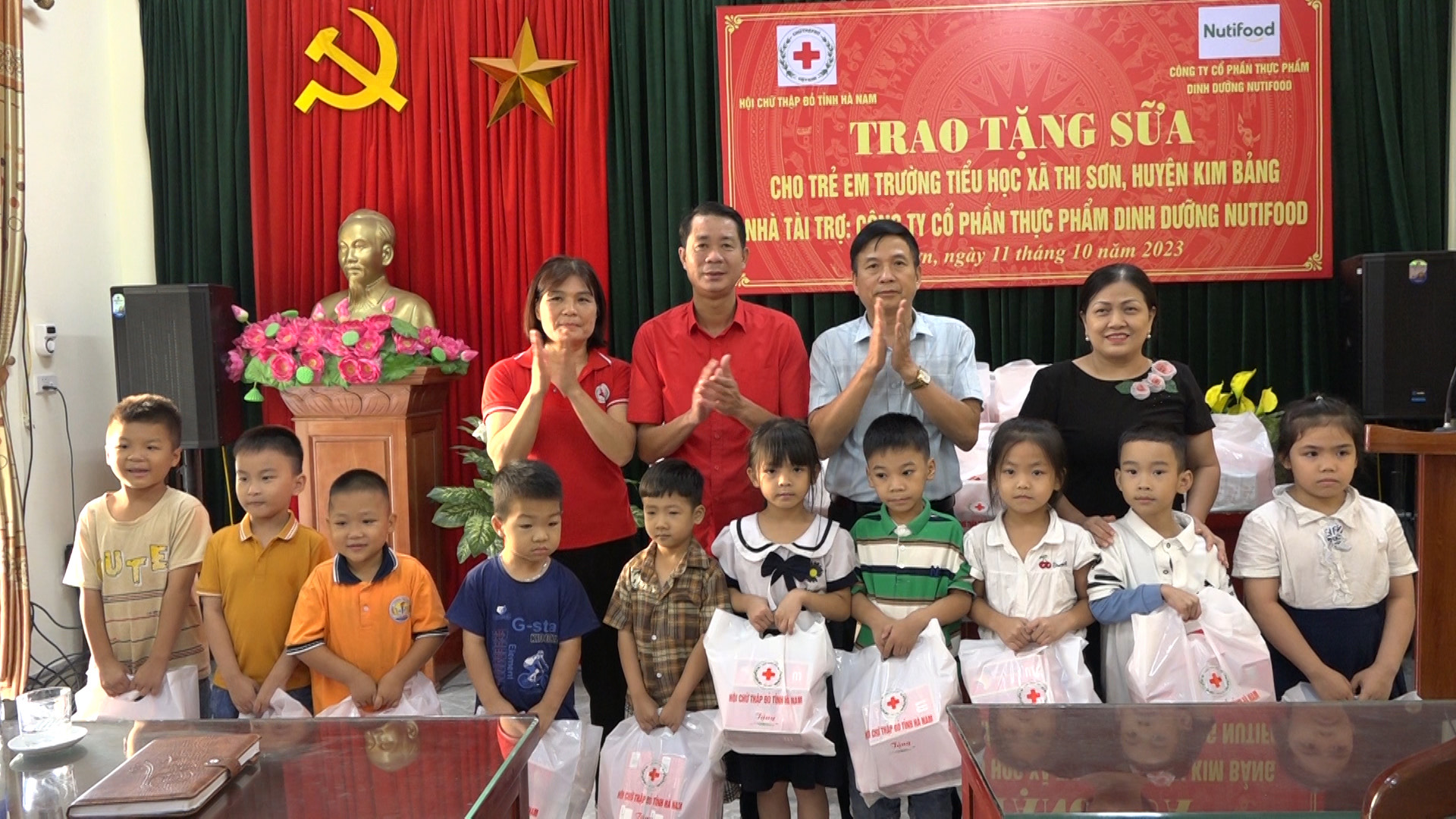 Đại diện Hội Chữ thập đỏ các cấp trao tặng sữa cho các học sinh thuộc hộ nghèo, hộ khó khăn trường tiểu học xã Thi Sơn.jpeg