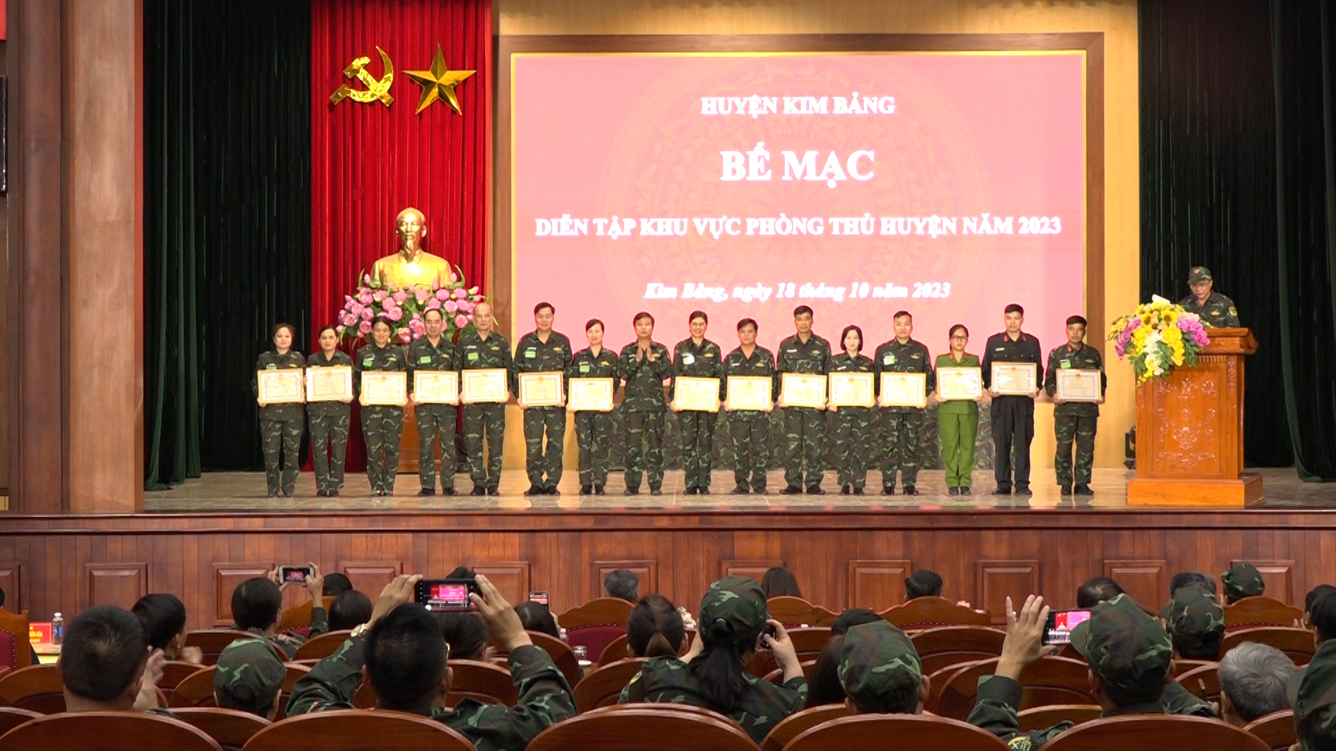 kim bang bê mac diên tâp khu vưc phong thu năm 2023 - khen thương cac tâp thê ca nhân tham gia diên tâp.jpg
