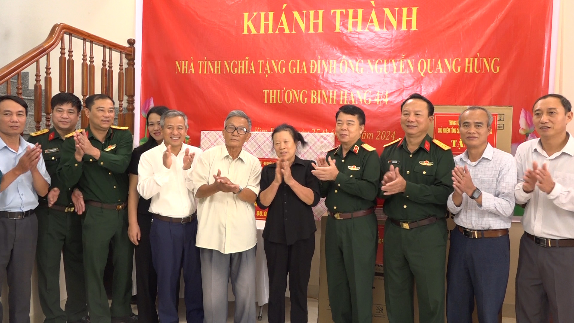 khanh thanh nha tinh nghia tăng gia đinh ông nguyên quang hung..- lanh đao cac câp chup anh lưu niêm cung gia đinh.jpg