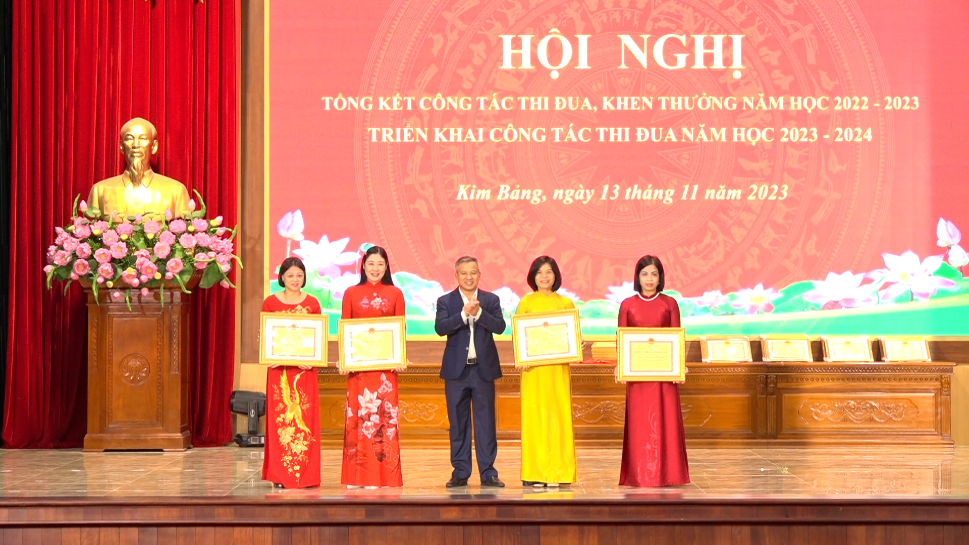 kim bang tông kêt phong trao thi đua khen thương năm hoc 2022- 2023,,- lđ huyên trao thương tai hôi nghi.jpg