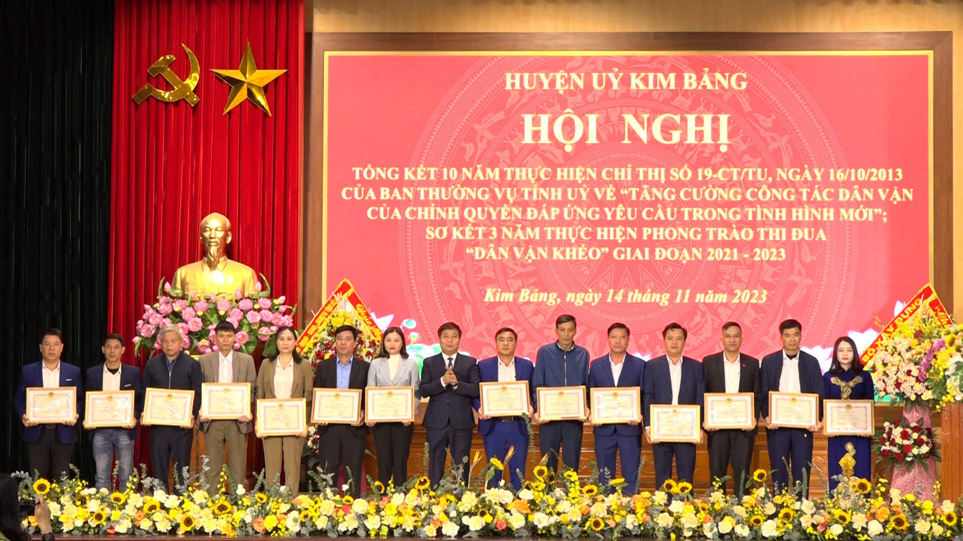 kim bang tông kêt 10 năm thưc hiên chi thi sô 19 .. cua ban thương vu tinh uy...- lđ huyên trao thương cho cac tâp thê, ca nhân tai hôi nghi.jpg