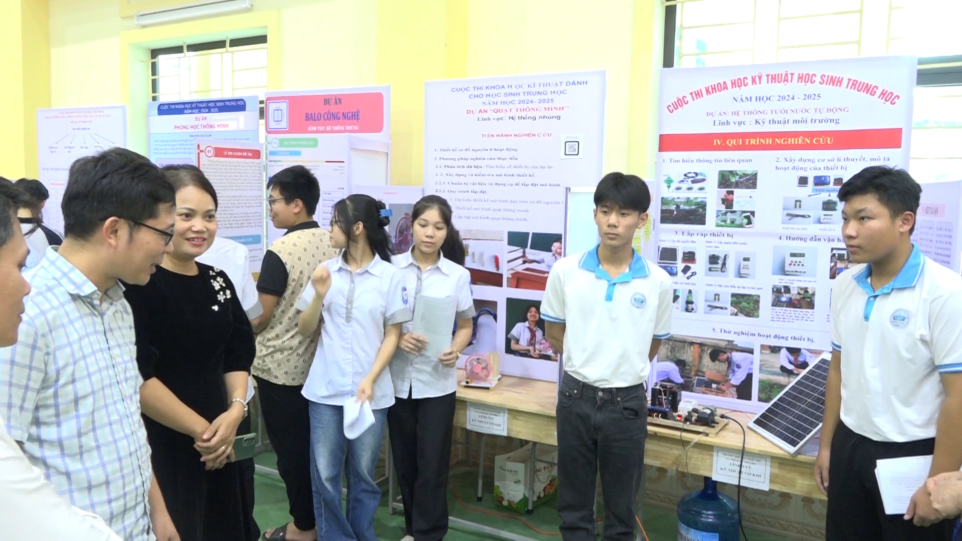 phong giao duc kim bang tô chưc cuôc thi khoa hoc ky thuât câp huyên câp THCS.-  ban tô chưc tham quan tai cuôc thi.jpg