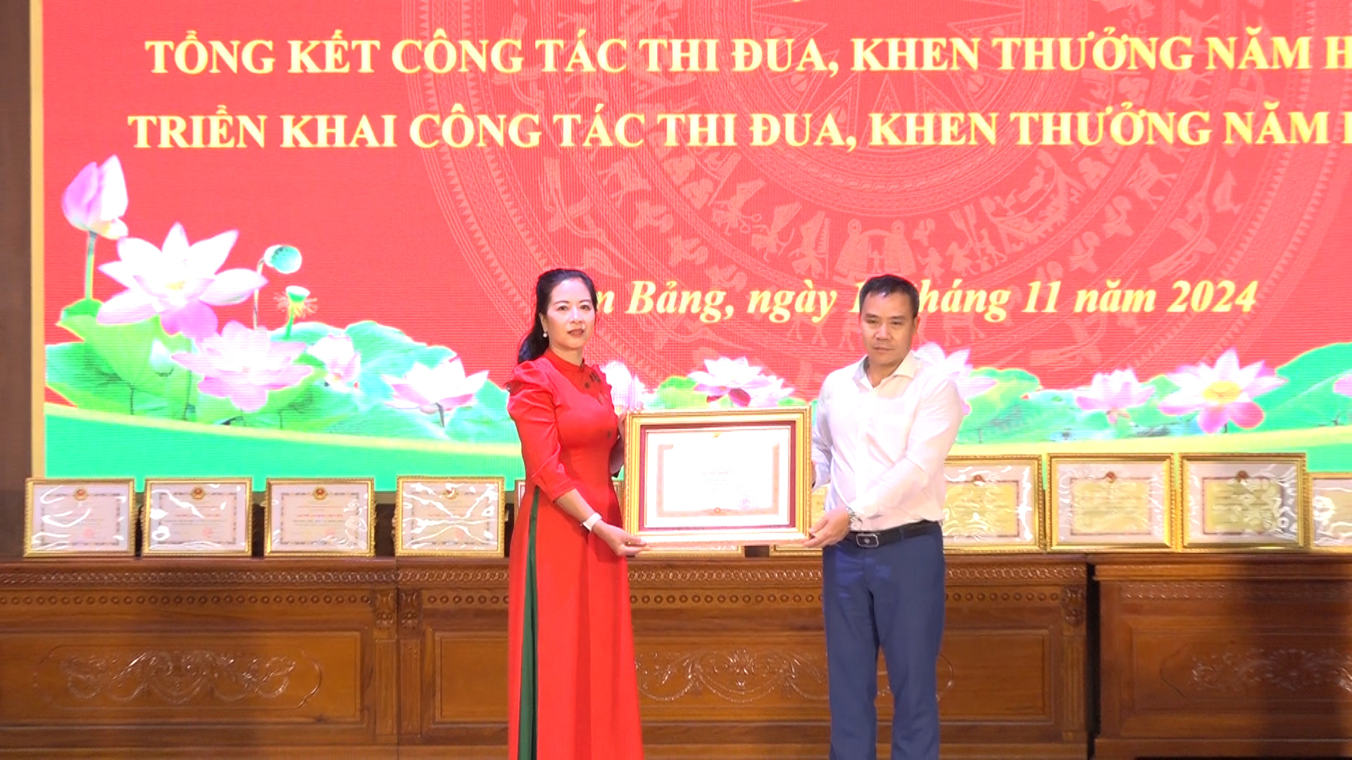 hôi nghi tông kêt công tac thi đua khen thương năm hoc  2023- 2024...- đc bi thư trao thương tai hôi nghi.jpg