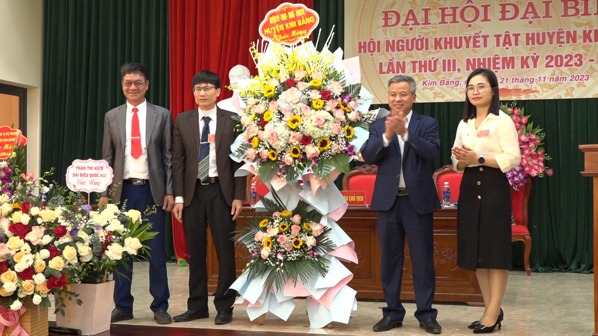 đai hôi ngươi khuyêt tât huyên kim bang lân thư 3 - lđ huyên tăng hoa chuc mưng đai hôi.jpg