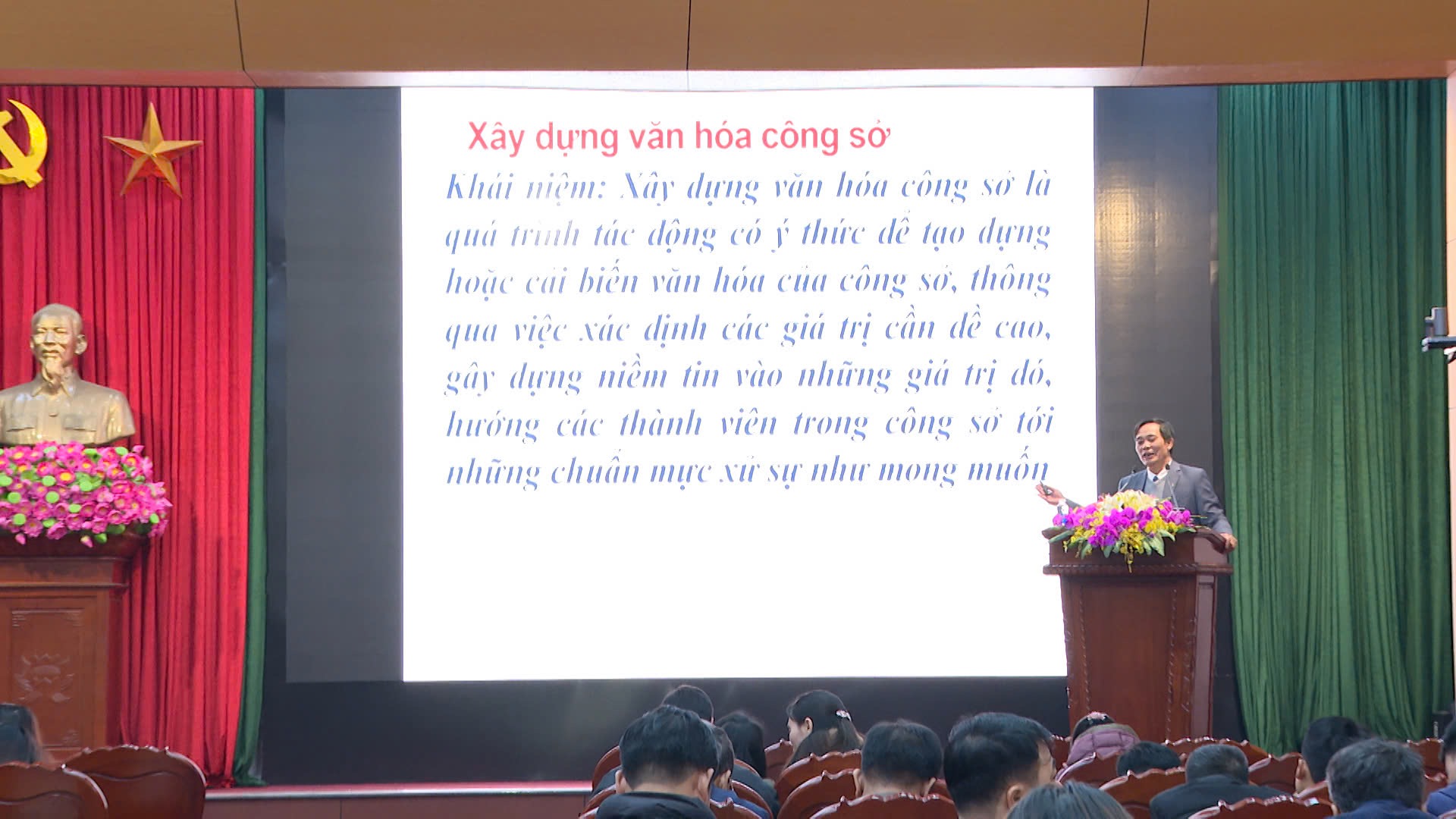 Giảng viên trường chính trị tỉnh truyền đạt các chuyên đề tại lớp bồi dưỡng chuyên để văn hóa công vụ.JPG