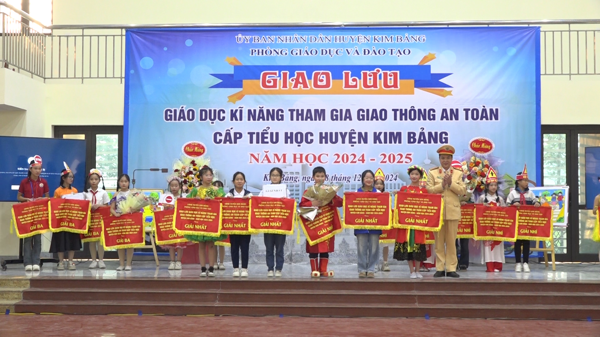 giao lưu giao duc ky năng tham gia giao thông an toan câp tiêu hoc..- ban tô chưc trao giai cho cac đôi chơi.jpg