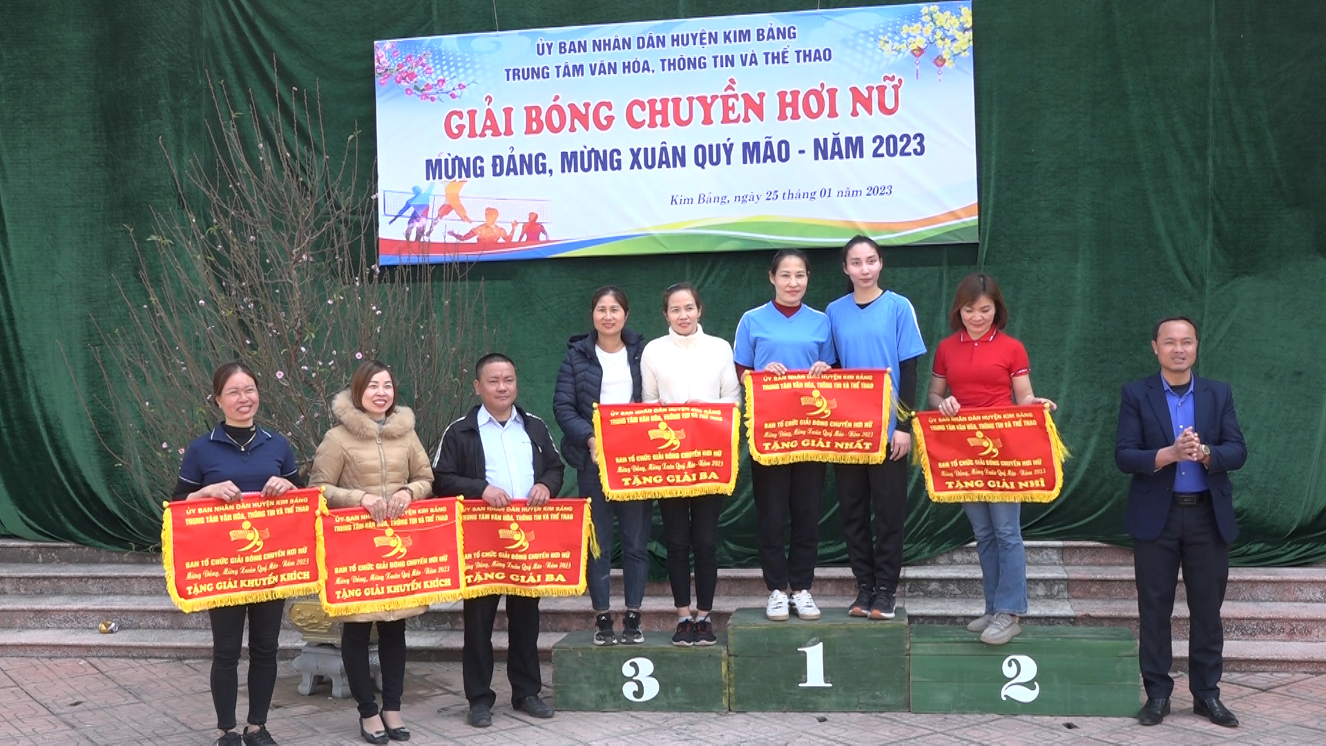 Ban tổ chức trao giải cho các đội đạt thành tích xuất sắc.jpg