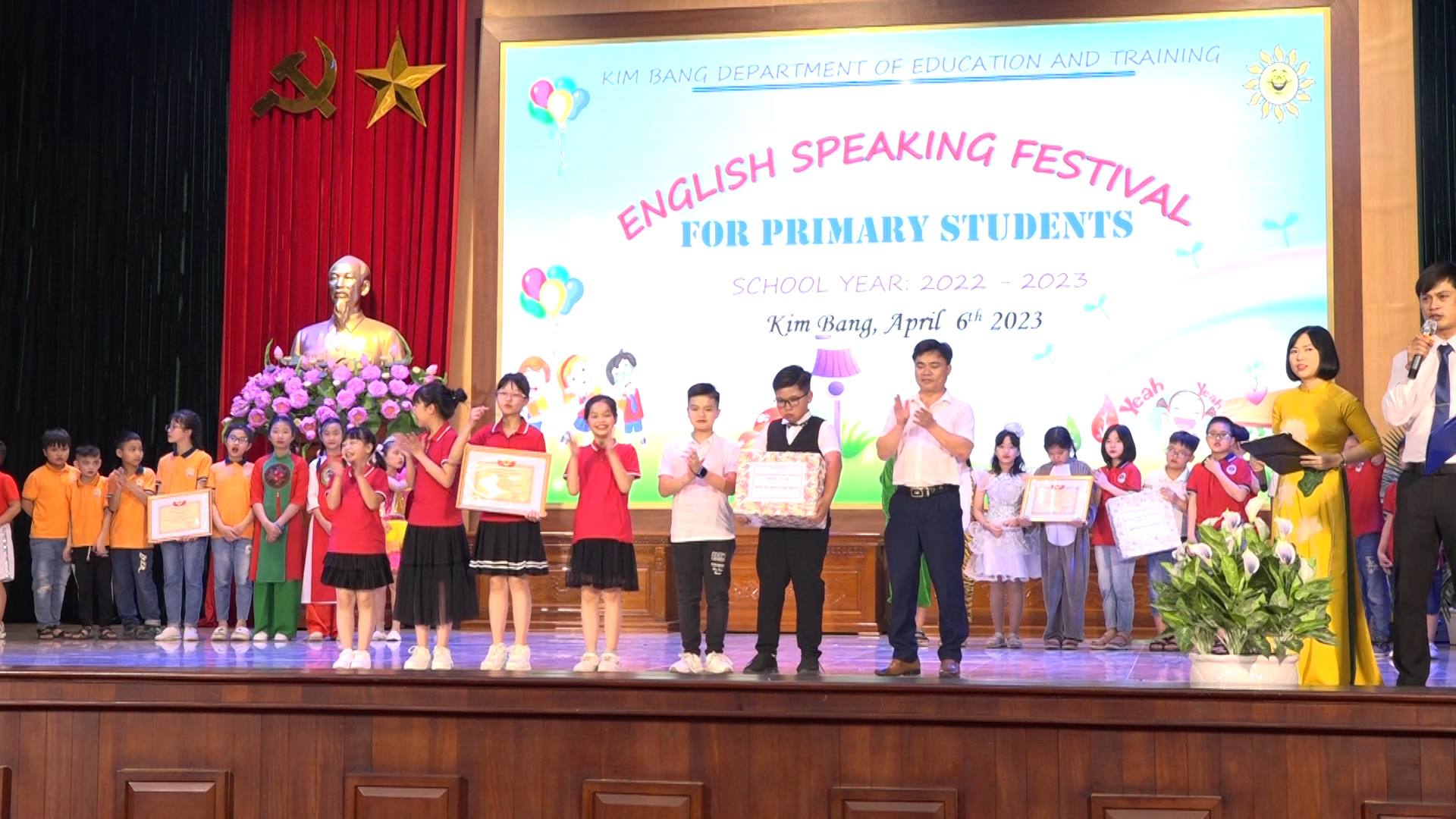 kim bang giao lưu cac câu lac bô tiêng anh câp tiêu hoc..- ban tô chưc trao giai nhât cho trương tiêu hoc tân sơn.jpg