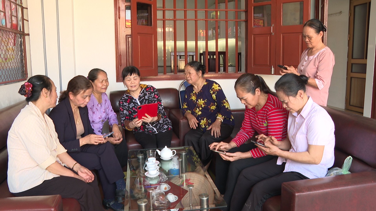 Hội viên chi hội phụ nữ thôn Phương Khê xã Ngọc Sơn xem thông tin trên Fanpage.jpg