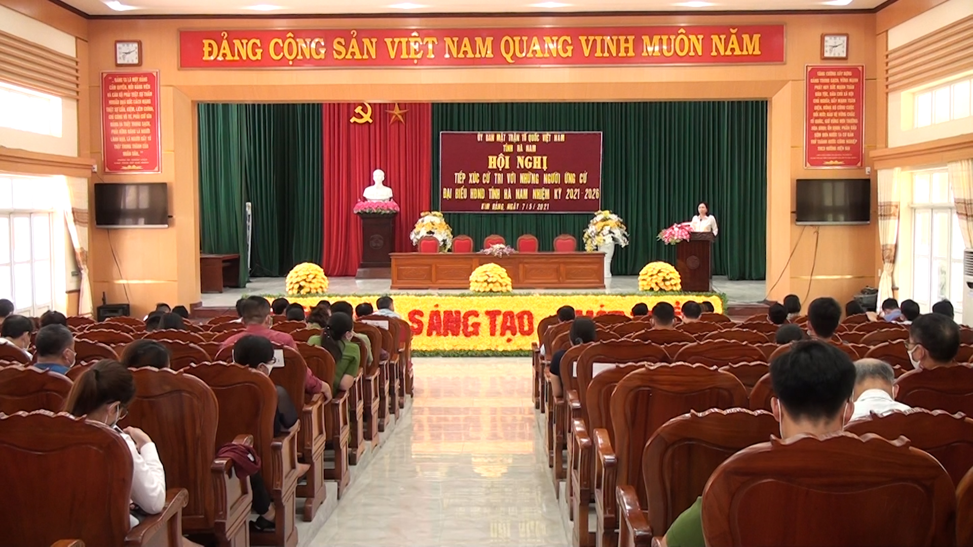 hoi nghi tiep xuc cu tri voi nguoi ung cu dai bieu hdnd tinh.jpg
