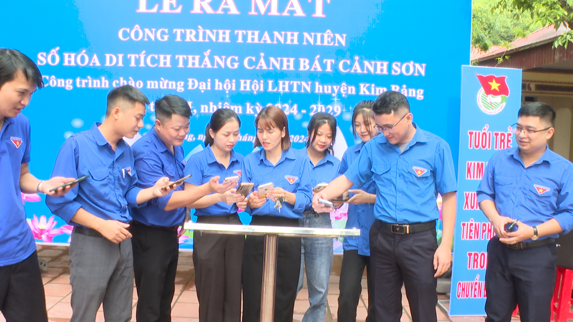 Đoàn thanh niên quét mã QR giới thiệu di tích Đức thánh tiên ông.jpg