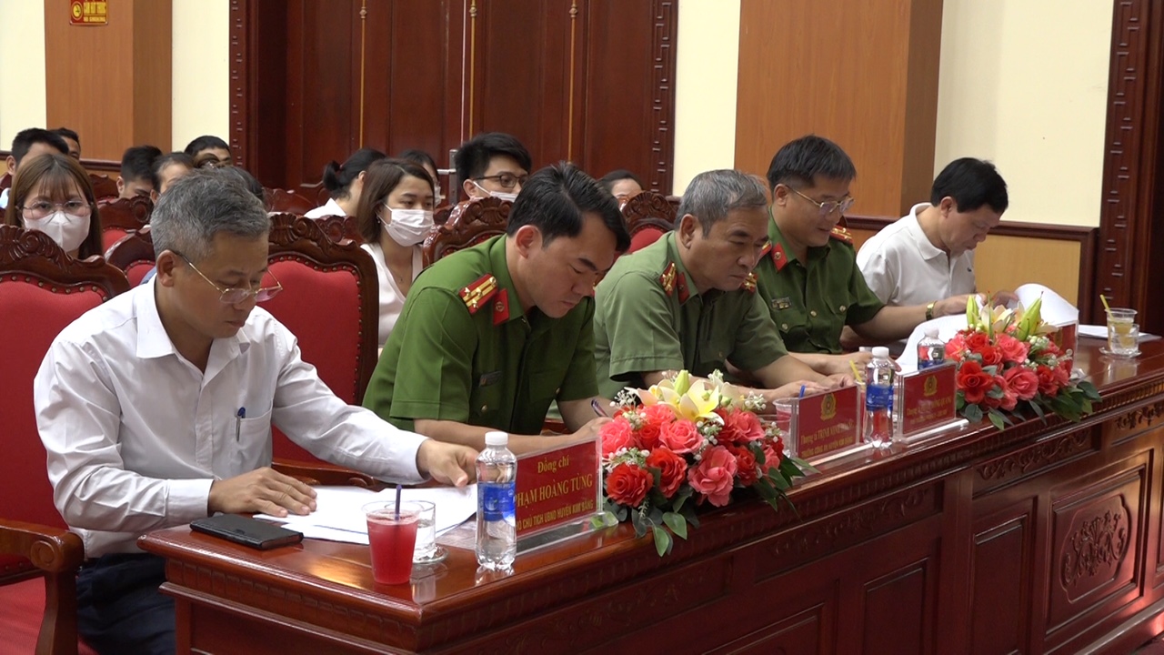 Các đại biểu dự phiên giao dịch.JPG