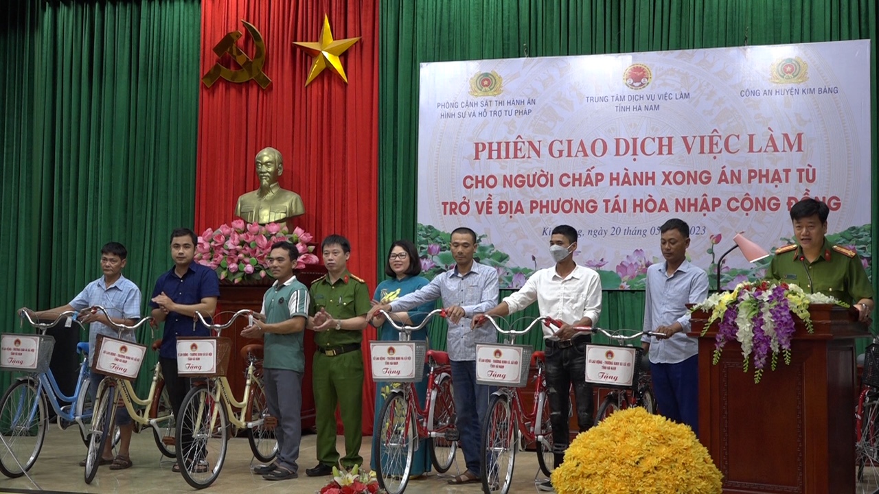 Tặng xe cho các đối tượng.jpg