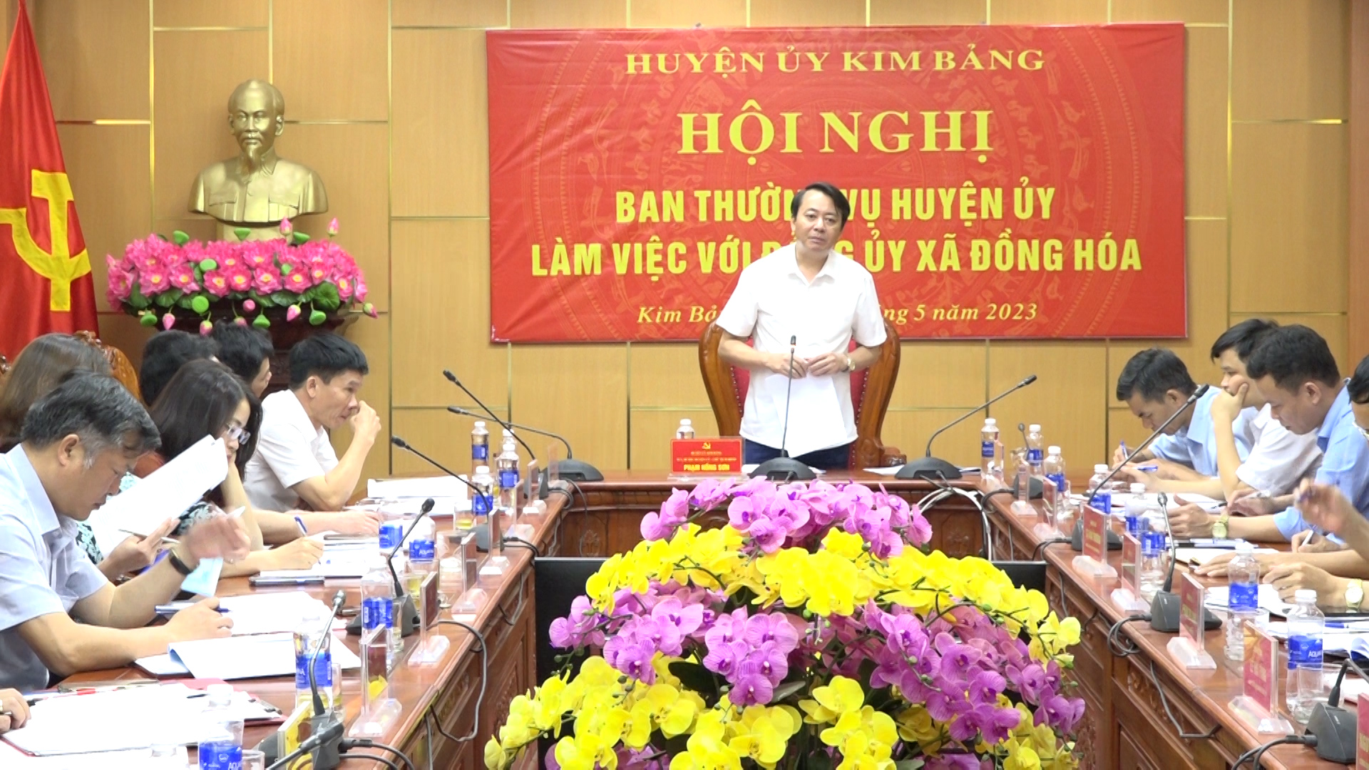 ban thương vu huyên uy lam viêc vơi đang uy xa đông hoa.jpg