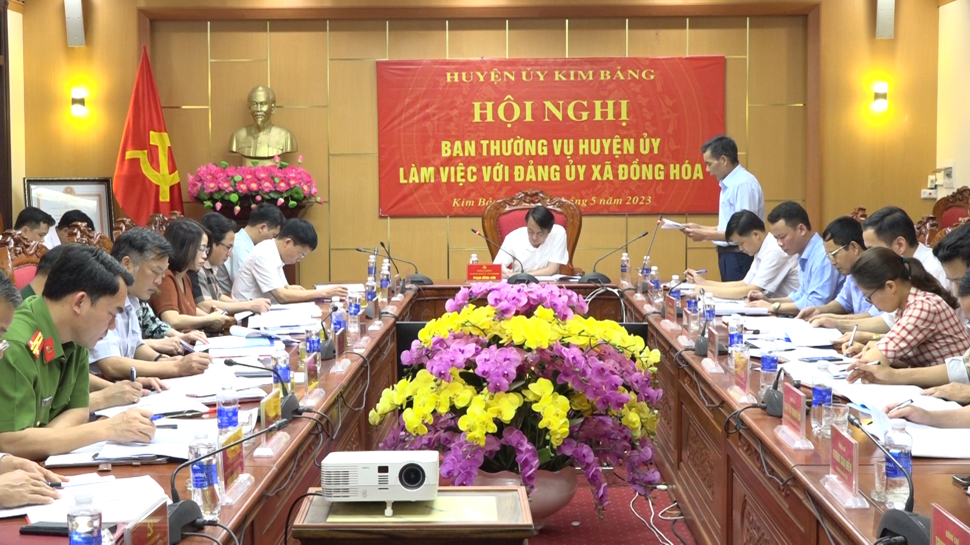 ban thương vu huyên uy lam viêc vơi đang uy xa đông hoa.jpg