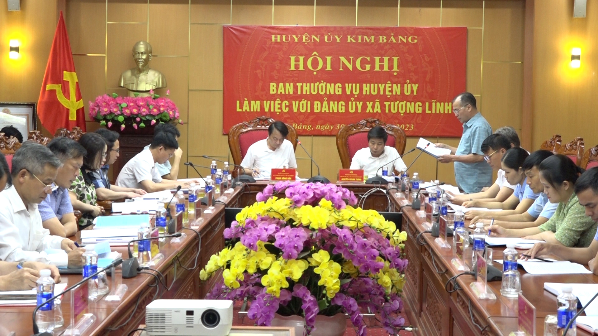 ban thương vu huyên uy kim bang lam viec vơi đang uy xa tương linh.jpg