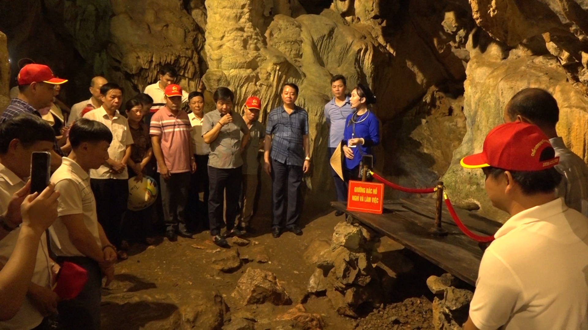 đoan can bô huyên kim bang thăm hang pac bo tinh cao băng.jpg