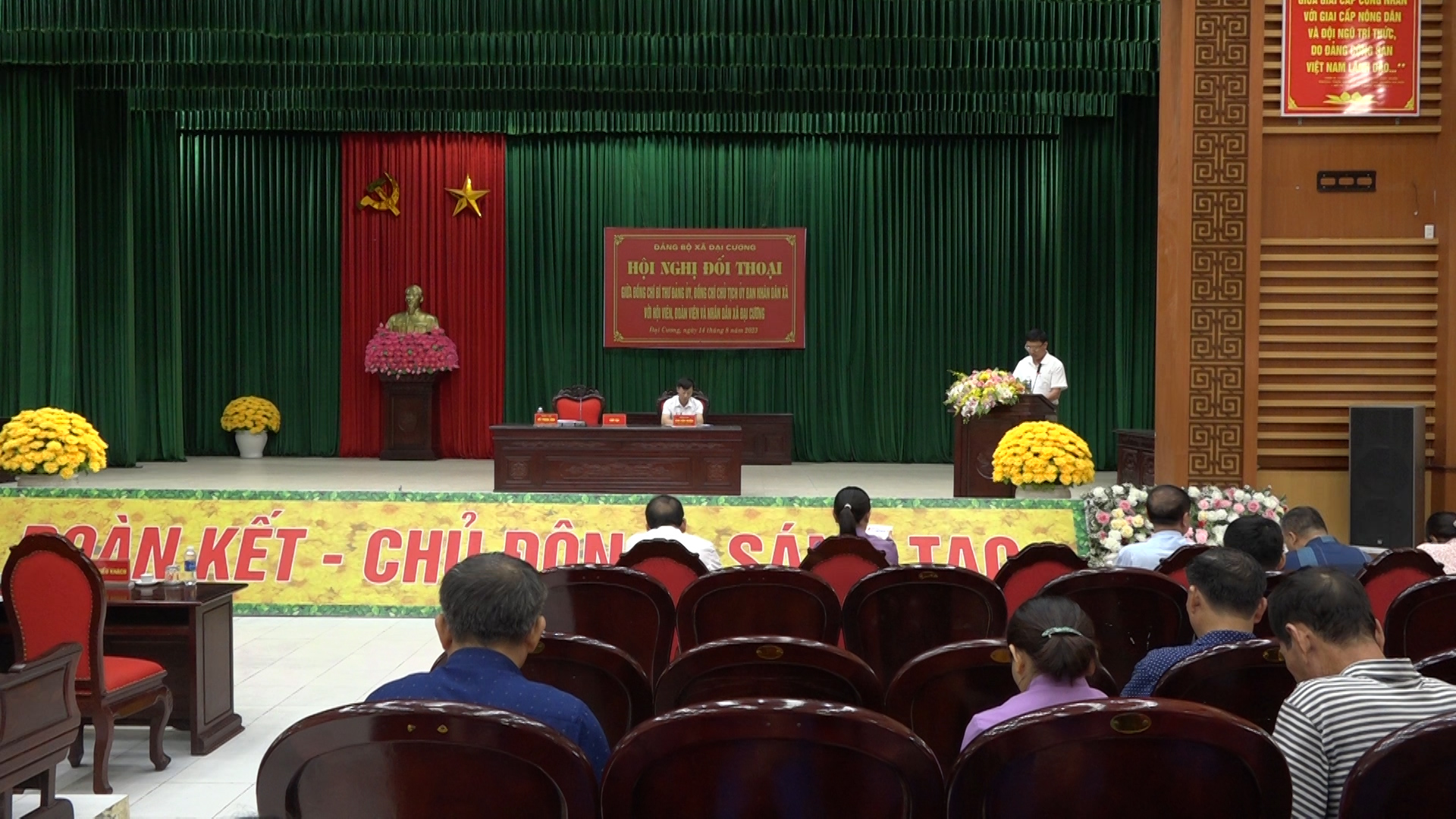 Đồng chí bí thư Đảng ủy xã Đại Cương giải trình các ý kiến của đoàn viên, hội và và nhân dân tại buổi đối thoại.jpg