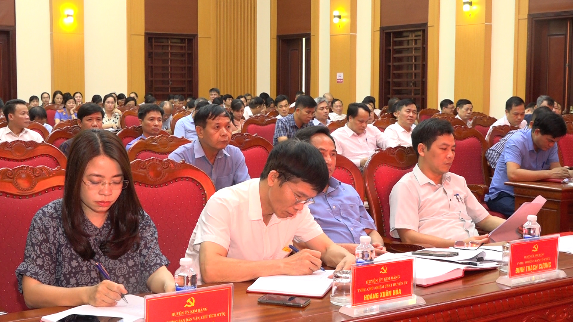 các đại biểu dự hội nghị.jpg