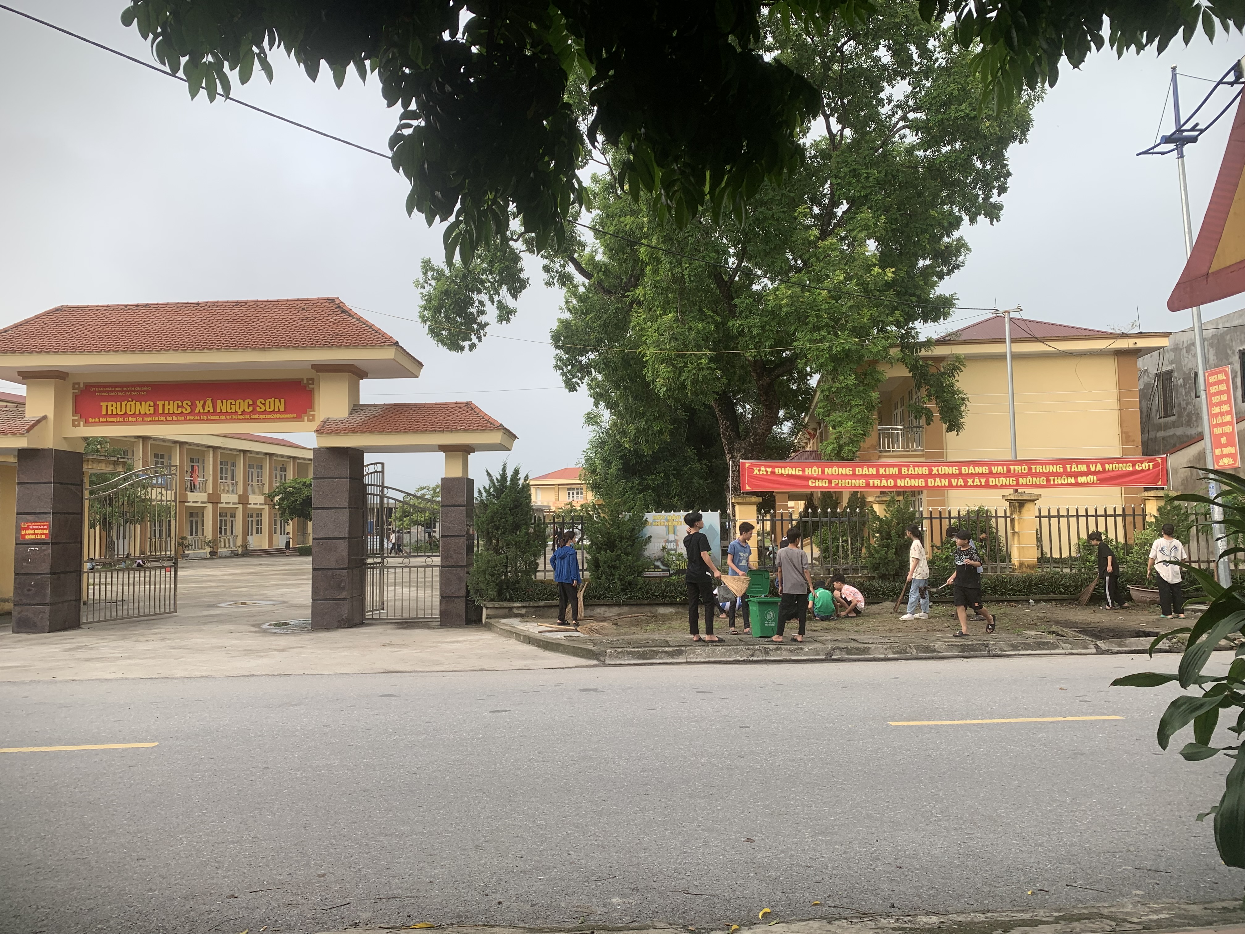 Học sinh trường THCS Ngọc Sơn tổng dọn vệ sinh đón chào năm học mới.jpg