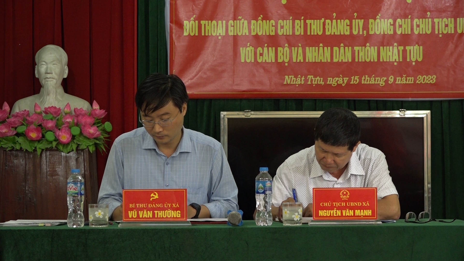Đồng chí, Bí thư, Chủ tịch xã Nhật Tân điều hành, ghi nhận các ý kiến, kiến nghị của người dân trong thôn tại buổi đối thoại.jpg