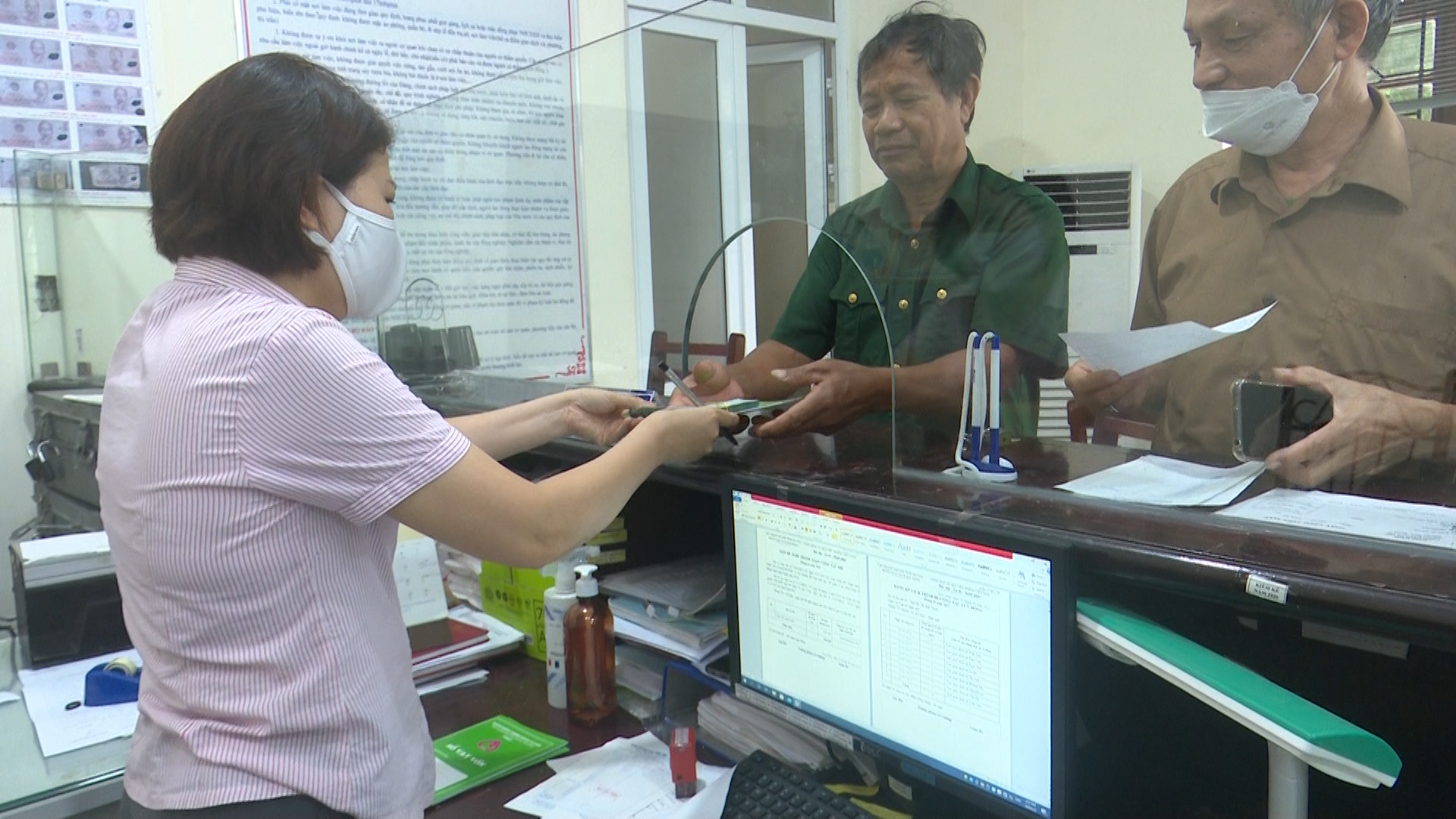 Hội viên HCCB Thị trấn Quế nhận tiền vay vốn ưu đãi từ Ngân hàng Chính sách để làm ăn kinh tế.jpg