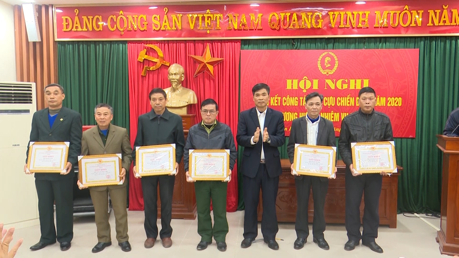 HCCB huyện Kim Bảng trao Giấy khen cho các hội viên có thành tích xuất sắc tại lễ tổng kết năm 2021.jpg