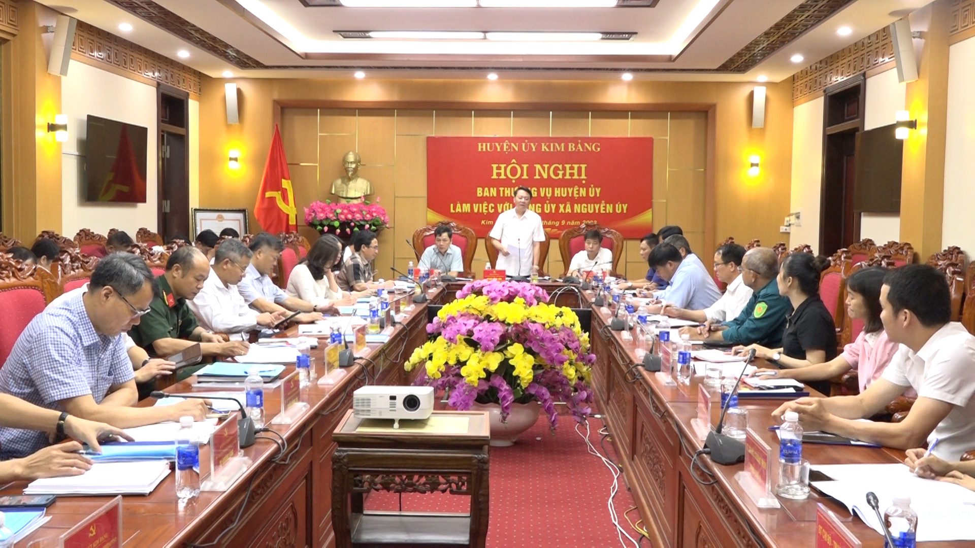 ban thương vu huyên uy lam viêc vơi đang uy xa nguyên uy.jpg