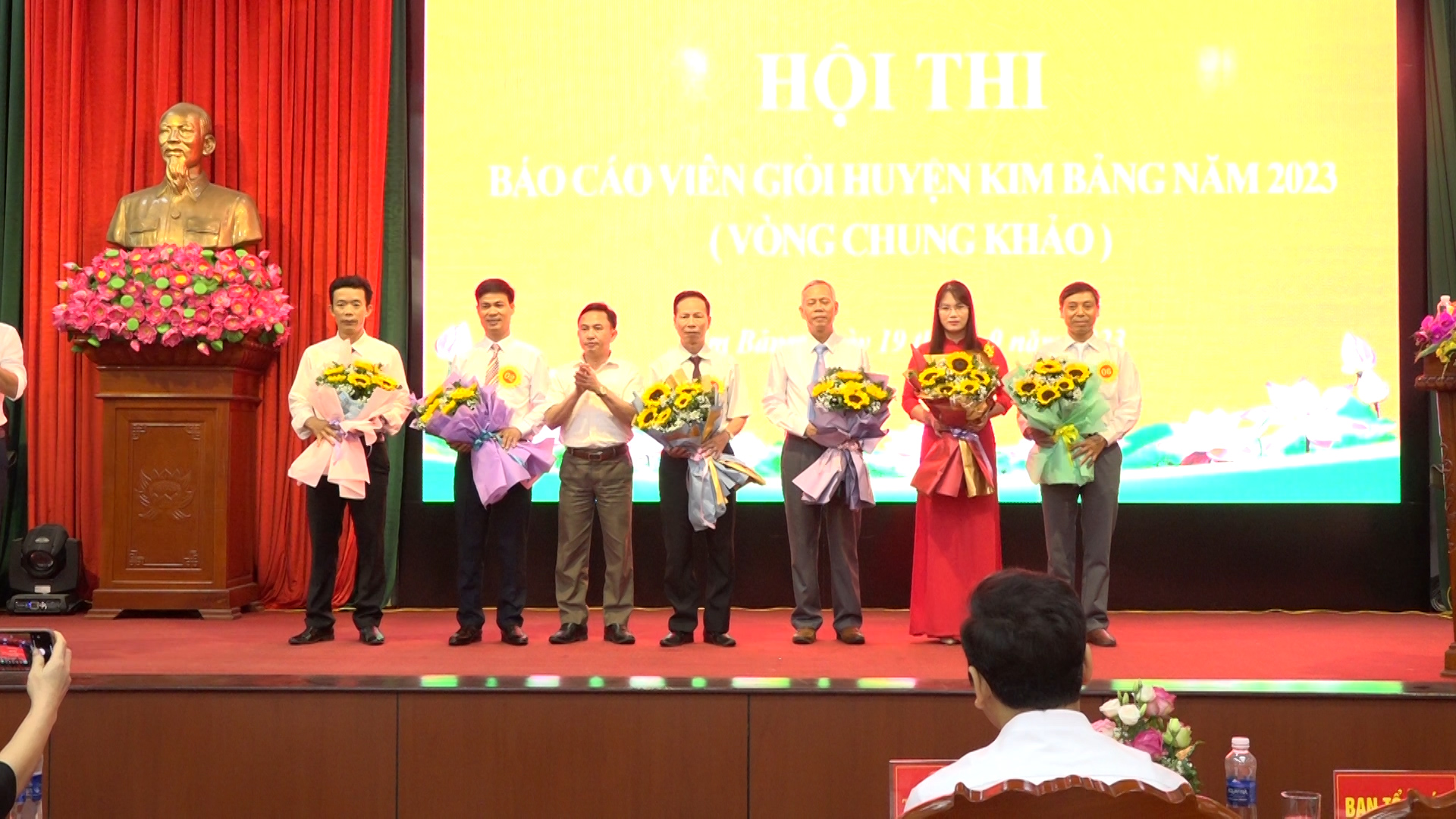 hôi thi bao cao viên gioi huyên kim bang năm 2023- ban tô chưc tăng hoa cac thi sinh.jpg