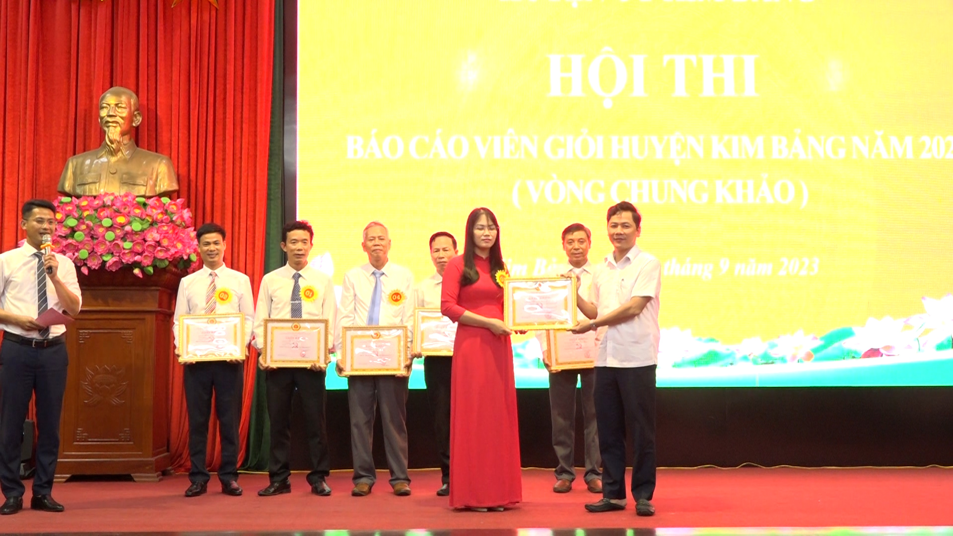 hôi thi bao cao viên huyên kim bang năm 2023- ban tô chưc trao giai nhât cho thi thi sinh đat giai.jpg