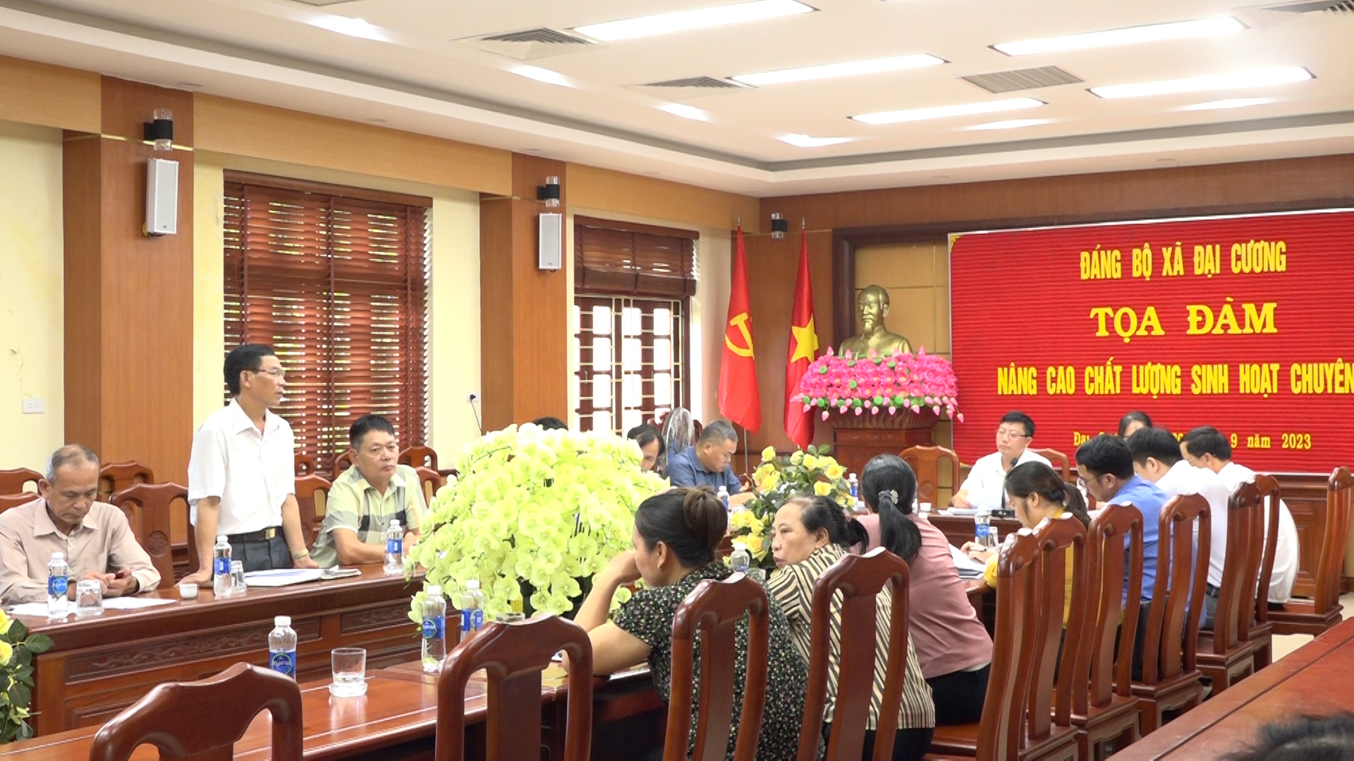 Bí thư các chi bộ chia sẻ các nội dung liên quan đến tọa đàm.jpg