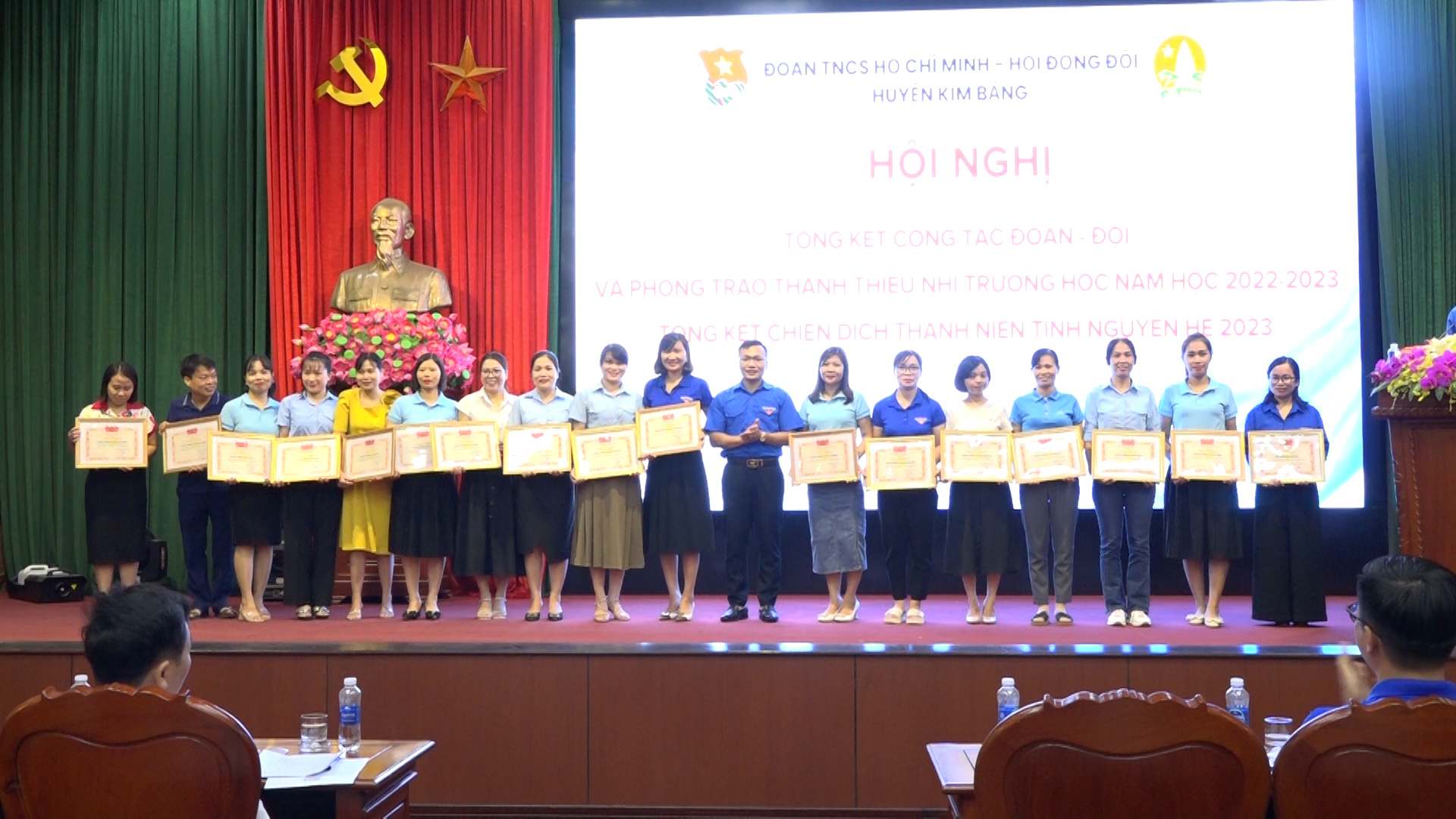 hôi nghi tông kêt công tac đoan đôi va phong trao thanh thiêu nhi trương hoc..- trao thương cho cac ca nhân co thanh tich tai hôi nghi.jpg