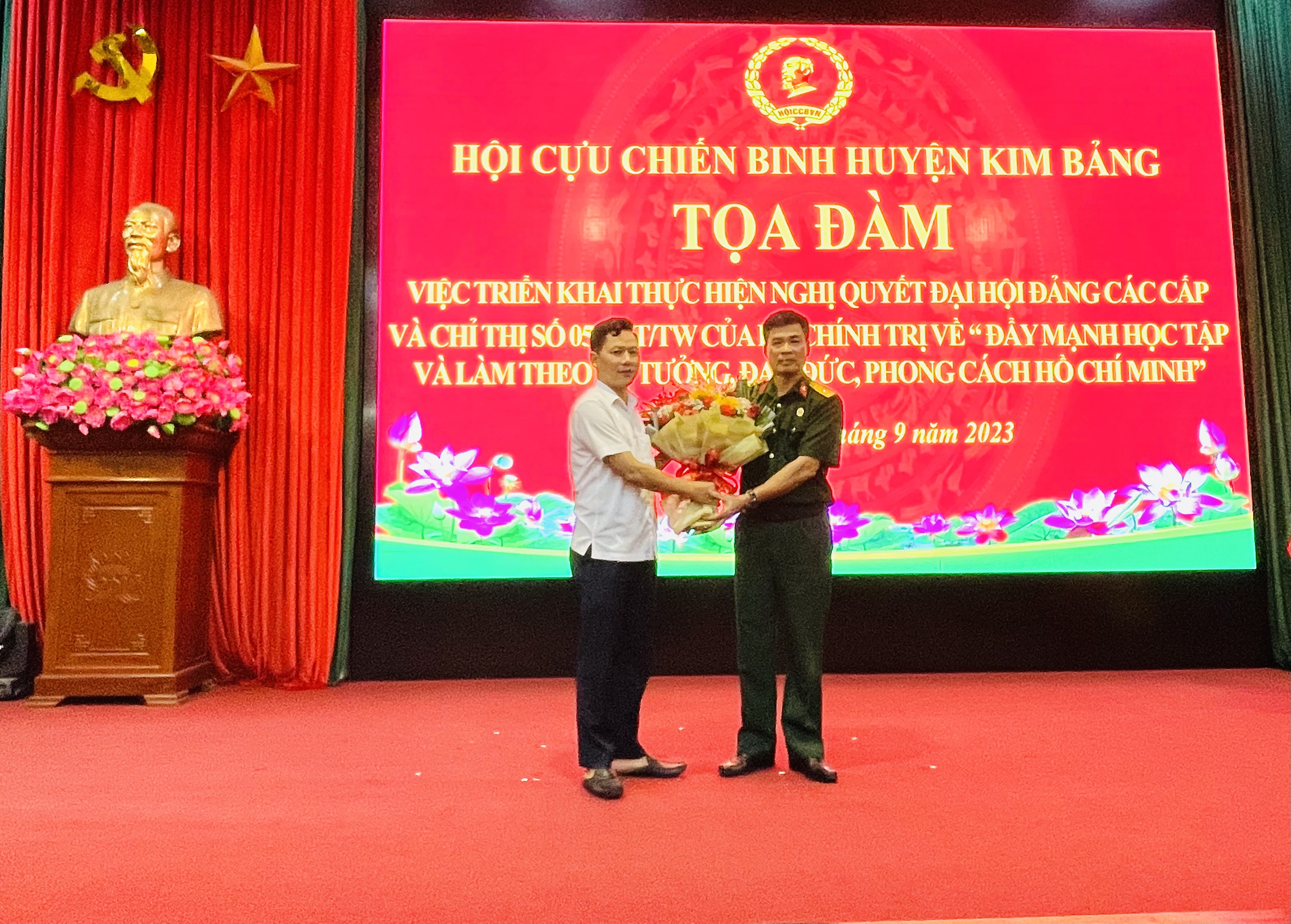 Đồng chí Nguyễn Văn Đoàn, Phó Bí thư thường trực Huyện ủy Kim Bảng tặng hoa chúc mừng tọa đàm IMG_0934.jpeg