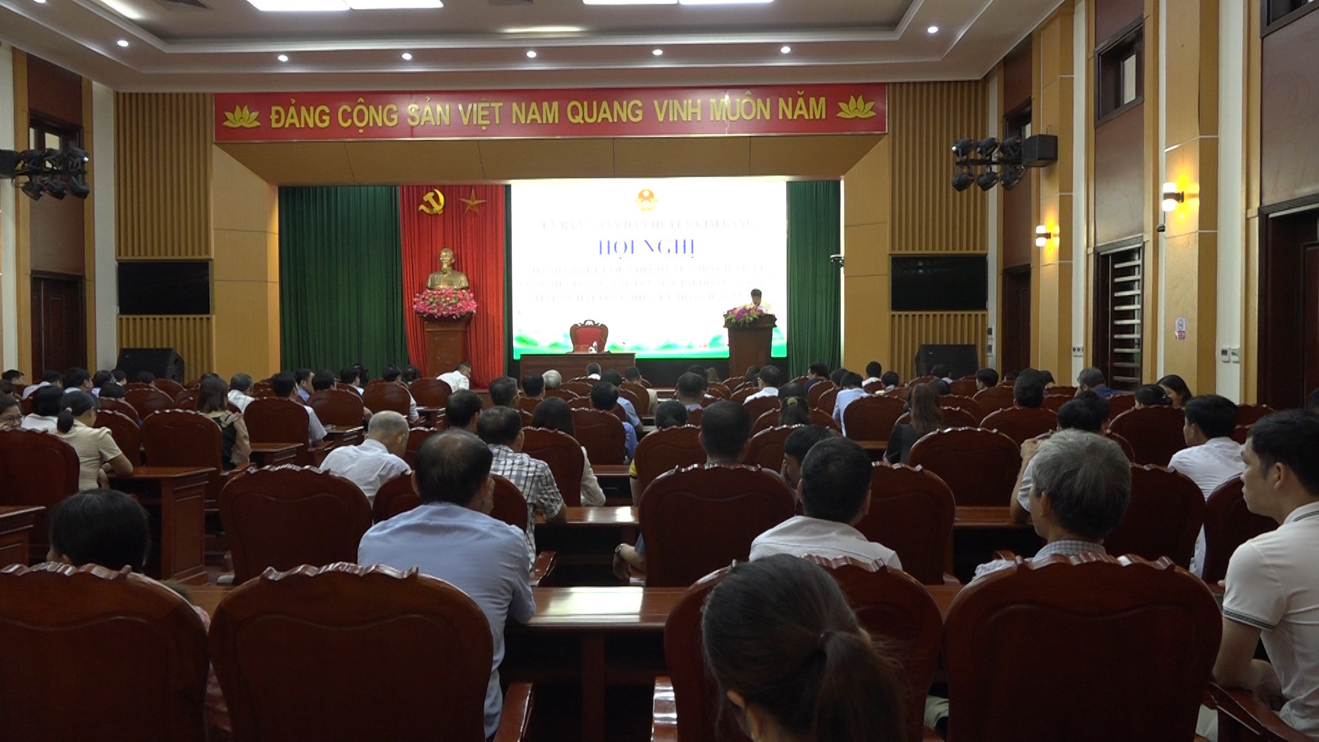 Đông đảo đại diện thôn xóm tại các xã, thị trấn trên địa bàn huyện về dự hội nghị.jpeg