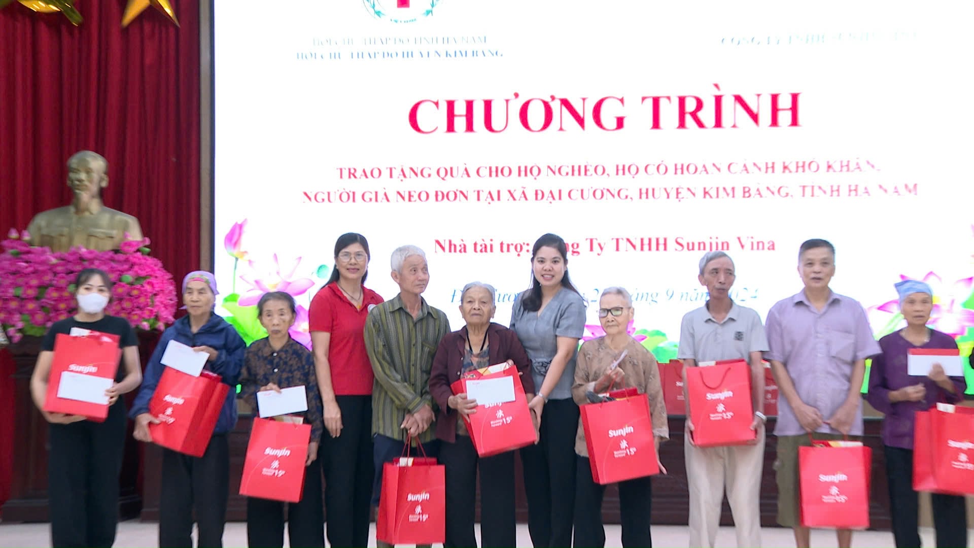 trao quà cho các hộ dân xã Đại Cương.jpg