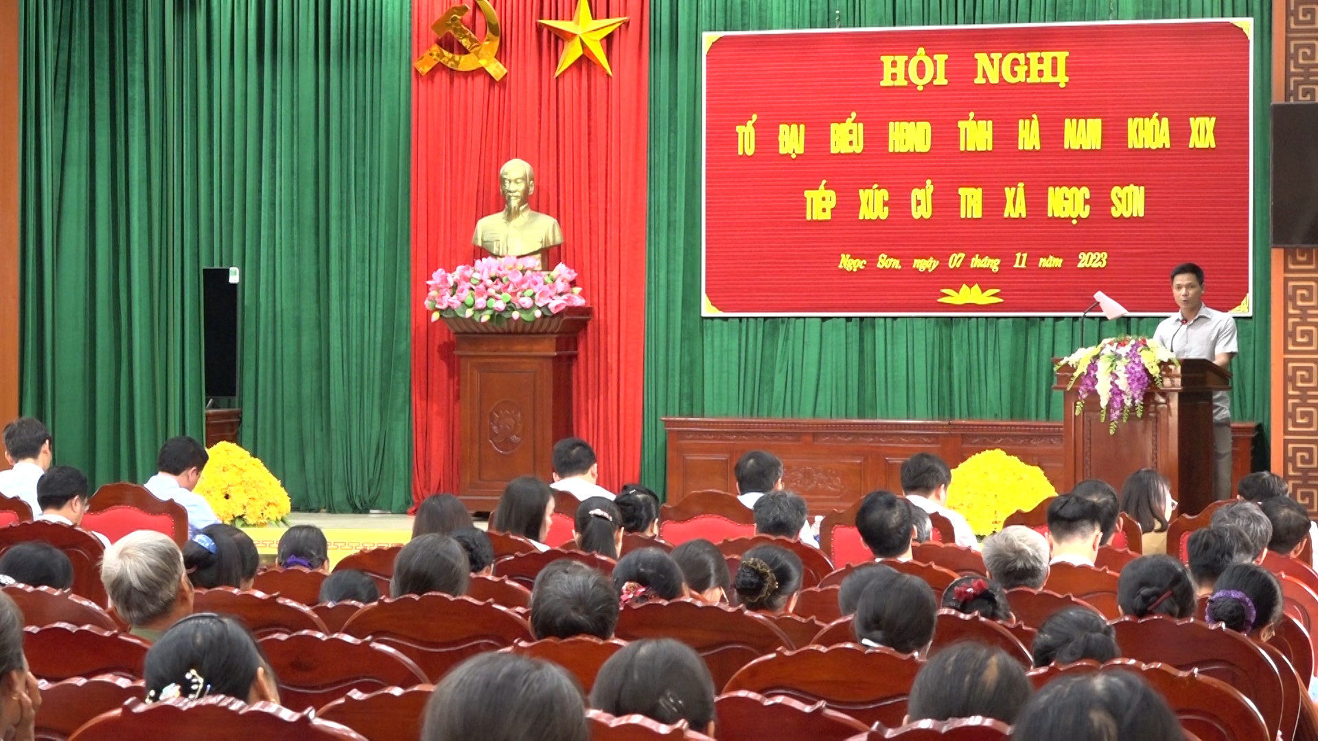 hôi nghi tiêp xuc HĐND tinh vơi cư tri xa ngoc sơn- cư tri phat biêu y kiên tai hôi nghi (1).jpg