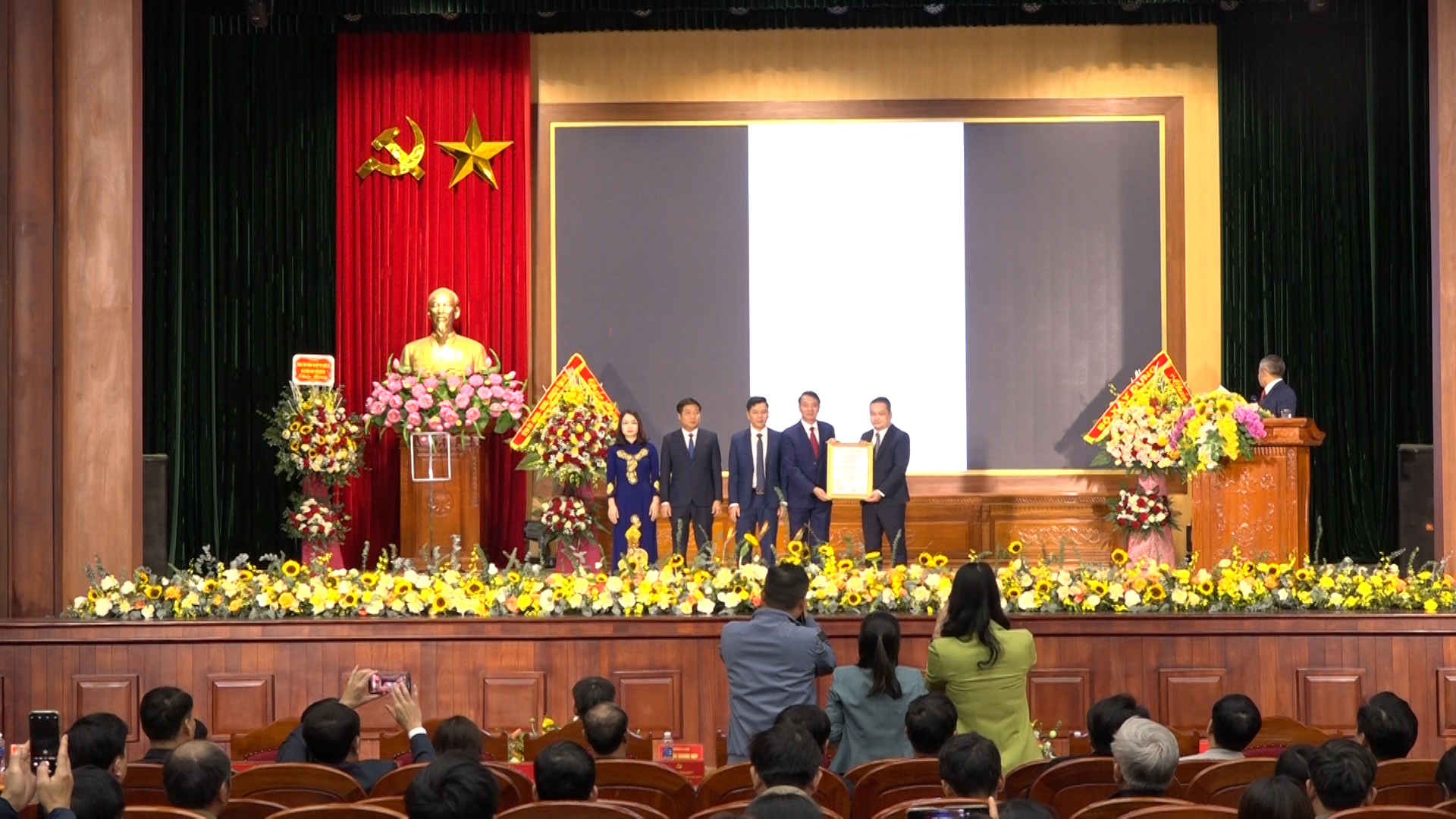 lê công bô quyêt đinh công nhân đô thi kim bang đat tiêu chi đô thi loai 4 - lđ huyên kim bang nhân quyêt đinh tai buôi lê.jpg