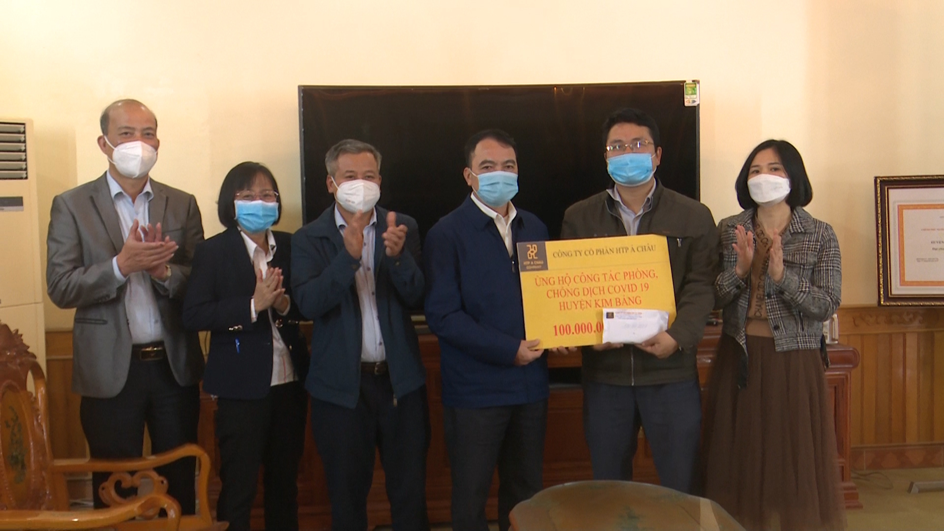 CÔNG TI Á CHÂU TẶNG QUÀ.jpg