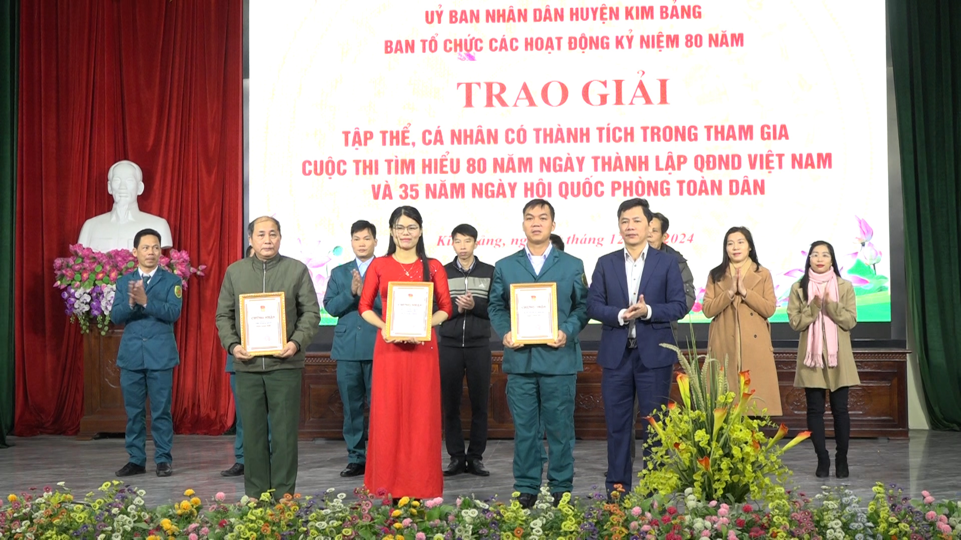 kim bang trao giai cho cac tâp thê ca nhyaan...thi tim hiêu 80 năm ngay thanh lâp QĐNDVN.jpg